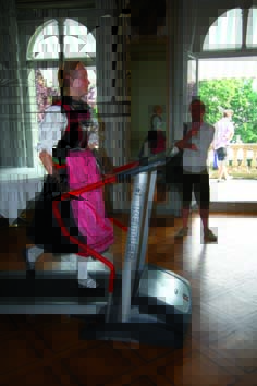 Klischee-Run
Performance im Haus der Universität Bern, 2010Persönliche Gedanken dazu: Mit Klischees kommt man nicht vorwärts und dennoch halten sie sich hartnäckig, liegen sogar im Trend.
Dauerperformance: 3h